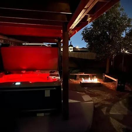 Villa Hottub-King Bed -Fire Pit-Bbq-Pristine Kitchen
